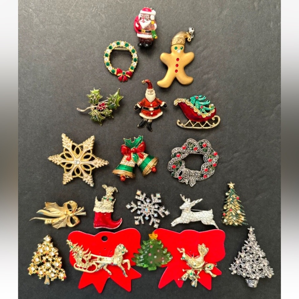 LOT of 18 CHRISTMAS Vintage
Modern Brooch Pins TREES SANTA
SLED WREATHS STOCKING